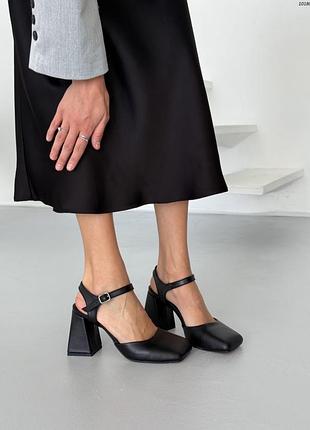 Шкіряні босоніжки