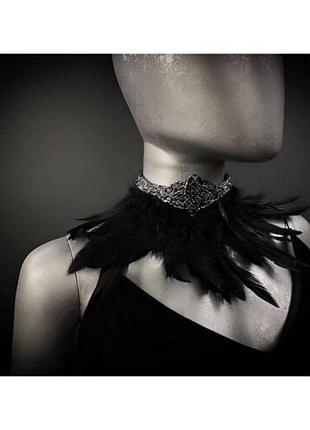 Воротник из перьев черная птица