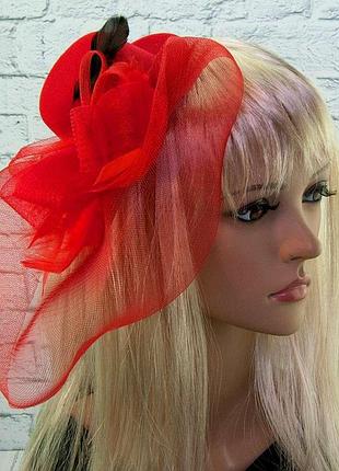Шляпка с бутоньеркой и вуалью (красная)