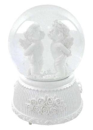 Шар со снегом пара влюбленных музыкальный