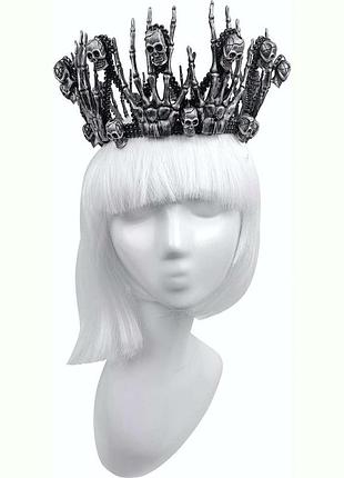 Корона з черепами та кистями рук королева бригітта