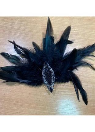 Брошь из перьев черная птица
