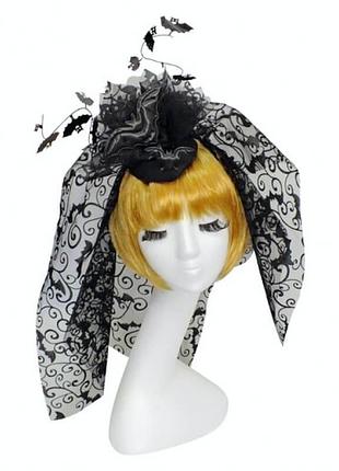 Шляпка таблетка с черной летучей мышью с фатой