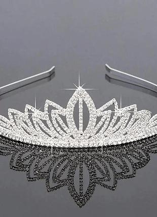 Корона в камнях белая блестящая лепесток