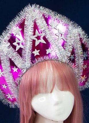 Новогодний головной убор для костюма зимы, красавицы, снегурочки - фуксия зимний узор (3-5 дней)