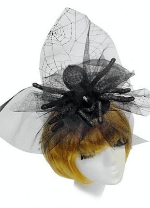 Капелюшок леді паук, прикрашений стразом і фатином