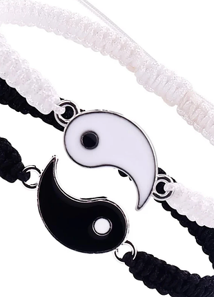 Набор браслетов на руку.