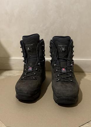 Зимові черевики від lowa розроблені для пересування та статичних навантажень під дією екстремальних гірських умов.