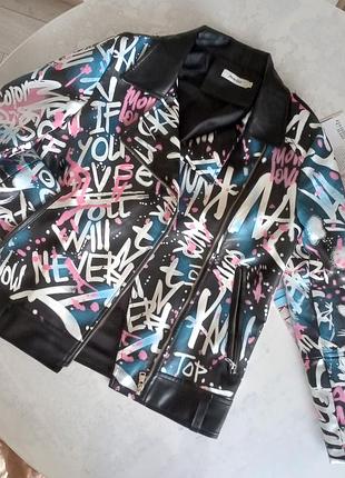 Крутезна косуха з яскравим принтом