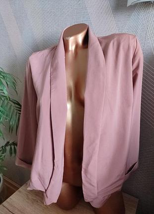 Гарний піджак із лацканами