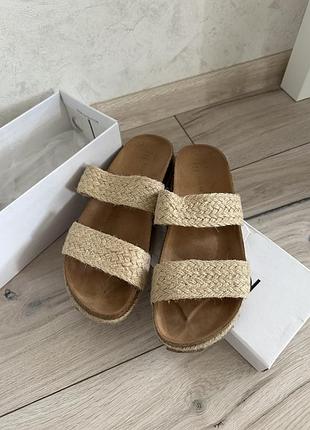 Жіночі шльопанці бежеві