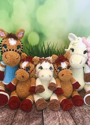 Сім'я коней з дітками ручної роботи