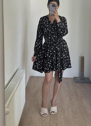 Літня квіткова коротка сукня