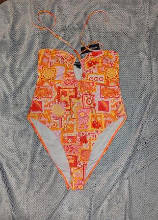 Новий суцільний купальник від prettylittlething plt