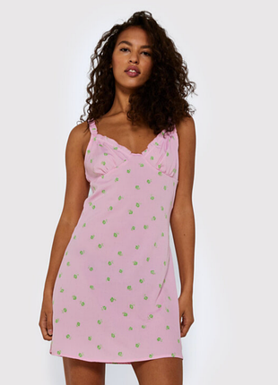Розовое платье с этикеткой noisy may