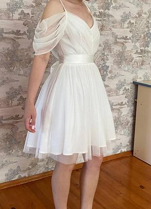 Біла сукня на випускний