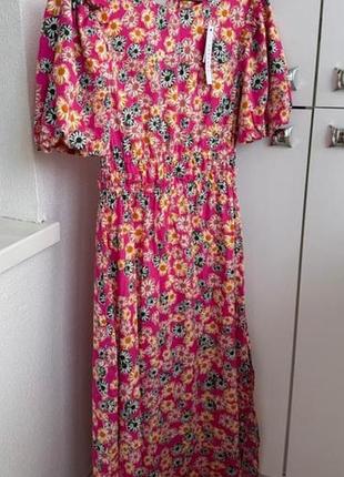 Новое классное платье с цветочным принтом