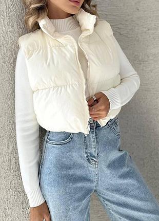 Жіноча вкорочена жилетка світло молочний колір мод.4031