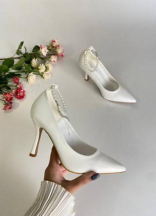 Білі туфлі човники на каблуку туфлі лодочки на шпильці базові туфлі на підборах з перлинами
