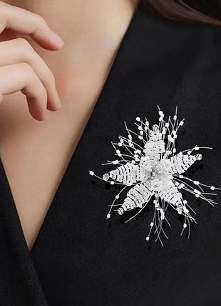 Нежная брошь цветок из бисера