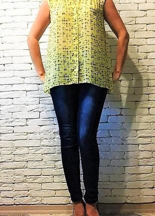 Легкая шифоновая блуза с удлиненной спинкой.