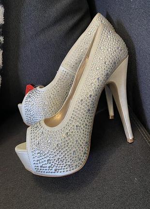 Tуфлi в стразах, 39 рoзмiр