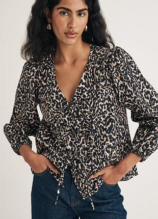 Топ з леопардовим принтом і зав'язками спереду з довгими рукавами