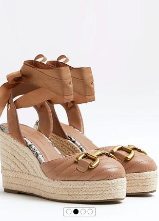 Кремовые босоножки на танкетке с двумя пряжками river island