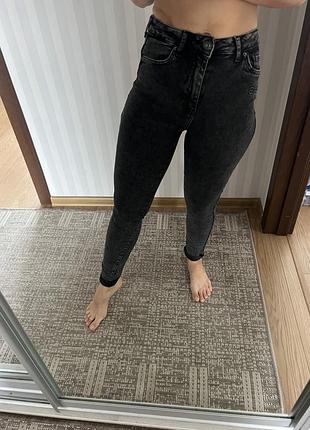 Чорні жіночі джинси скінні