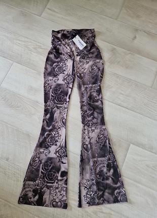 Брюки boohoo принтованы в сетку.
