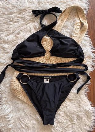 Чорний купальник з золотистою фурнітурою