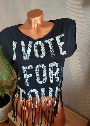 Красивая футболка с бахромой