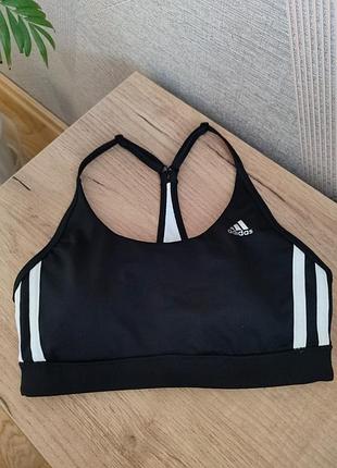Красивый оригинальный спортивный топ adidas