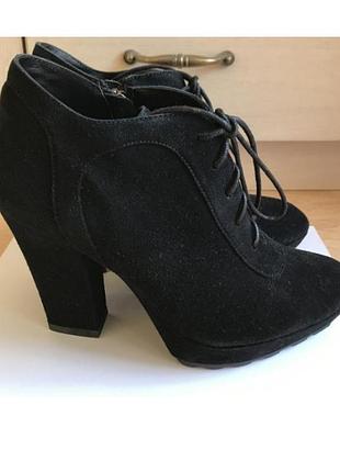 Замшеві черевики на підборах