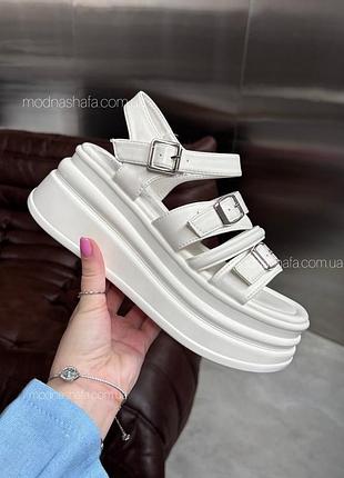 Босоніжки білі на платформі