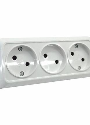 Розетка тройная без заземления накладная белая тм 220