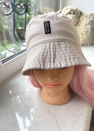 Панама  на дівчину 9-11 років. можна і раніше. відмінний стан. легка і зручна.