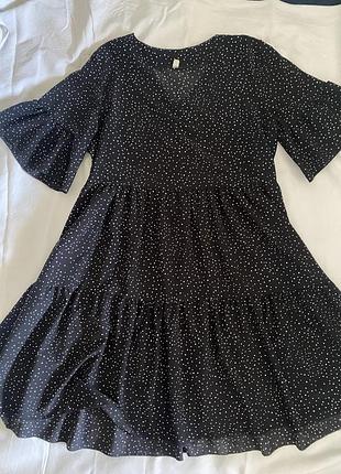 Легка чорна сукня в горошок з воланами