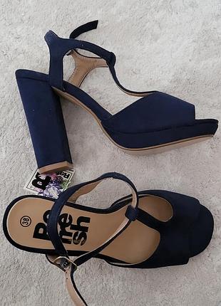 Замшевые босоножки на удобном каблуке refresh