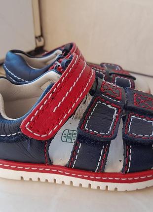 Босоніжки шкіряні на хлопчика, розмір 20, фірми clarks