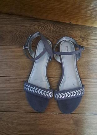Женские босоножки серого цвета
