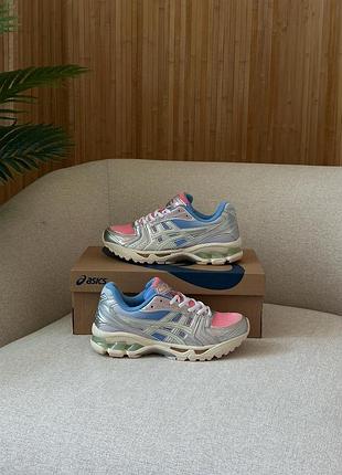 Кроссовки женские