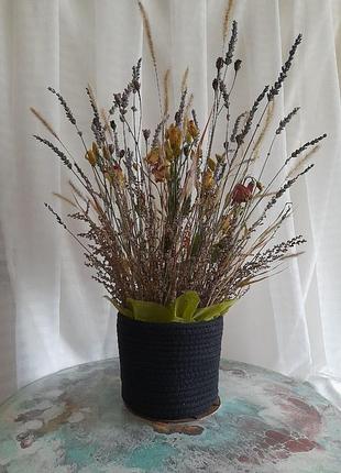 Композиция сухоцветов в плетеном кашпо.