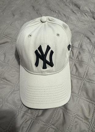 Кепка унісекс бежева new era new york