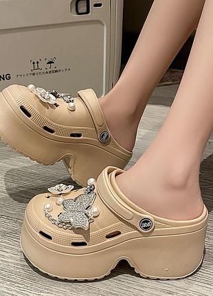 Крокси на платформі