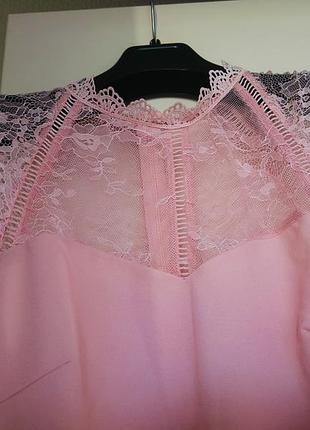 Нежное персиковое платье с кружевом