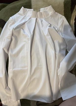 Біла, класична сорочка з рюшками