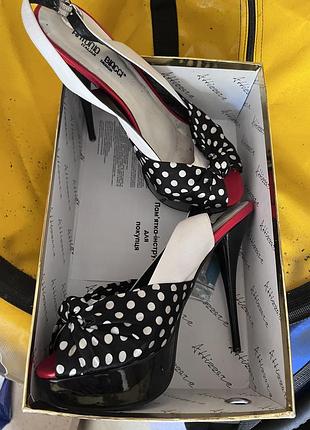 Босоніжки жіночі на високій шпильці р.39