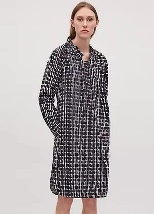 Хлопковое платье с длинными рукавами и абстрактным принтом, воротником-рюшами cos