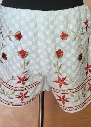 Шорты коттоновые с вышивкой.